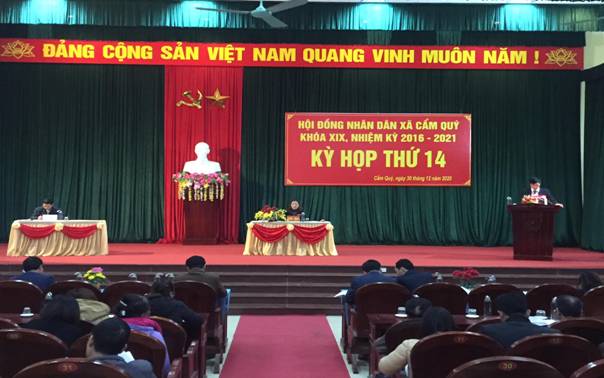 Hình ảnh có thể có: mọi người trên sân khấu, văn bản cho biết 'DANG CONG SAN VIET NAM QUANG VINH MUÔN NĂM HỘI DONG NHAN DÂN XÃ CAM QUY KHÓA XIX, NHIEM KY 2016 2021 KY HOP THÚ 14 Cam thang 12nam 2020'