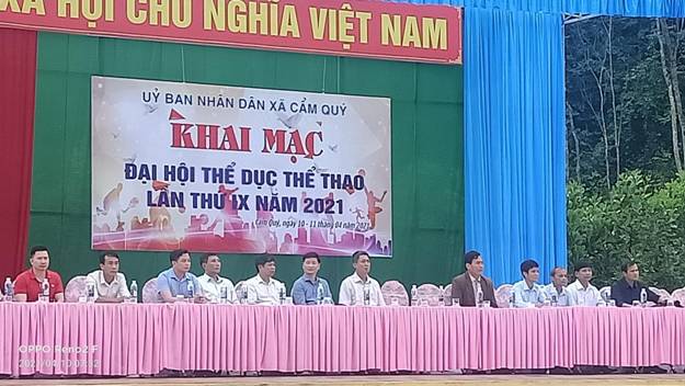 Có thể là hình ảnh về 2 người và mọi người đang đứng