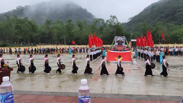 Có thể là hình ảnh về một hoặc nhiều người, mọi người đang đứng và ngoài trời