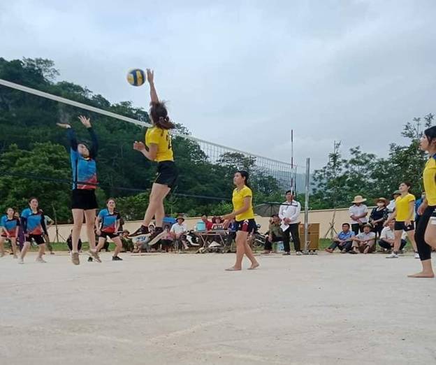 Có thể là hình ảnh về một hoặc nhiều người và mọi người đang chơi bóng chuyền