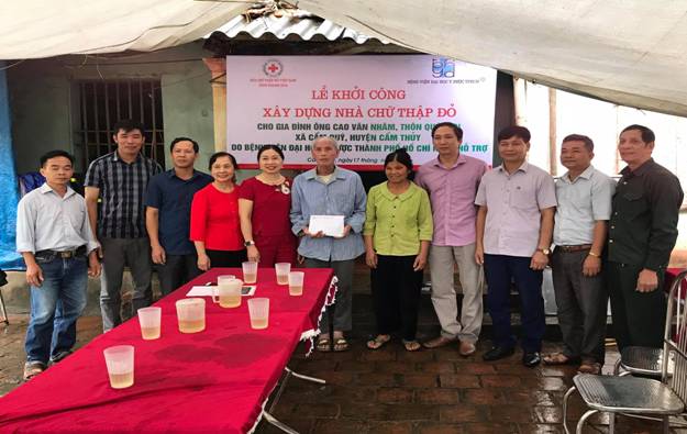 Có thể là hình ảnh về 11 người, trong đó có Cao Tuyên, Sáu Bùi và Nguyễn Họa, mọi người đang đứng và văn bản cho biết 'HAHÃ BỆNH LỄ KHỞI CÃNG XÂY DỰNG NHÀ CHỮ THẬP ĐỎ CHO GIA ĐÌNH ԔNG CAO VĂN NHÂM, THÔN QU XÃ UÝ, HUYỆN CẤM THÚY ĐẠI THÀNH CHÍ ngày17tháng DO BỆN" Há TRƠ'