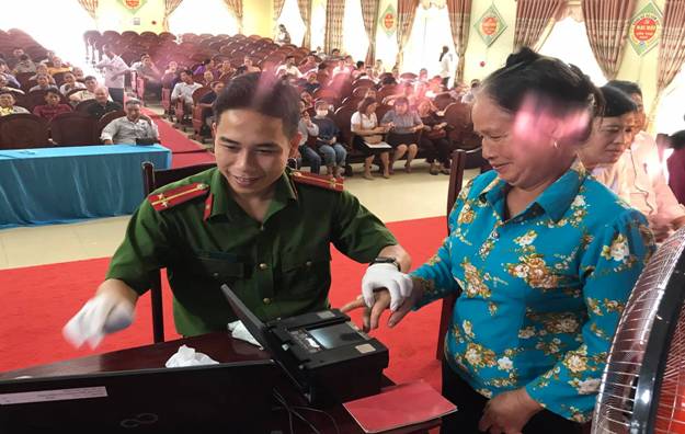 Có thể là hình ảnh về 2 người, mọi người đang đứng và trong nhà