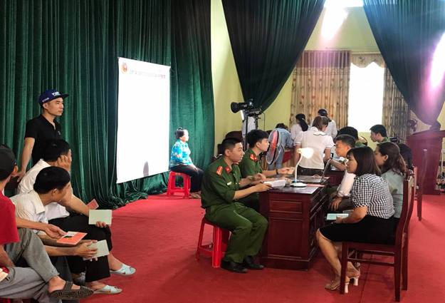 Có thể là hình ảnh về 5 người, mọi người đang đứng, mọi người đang ngồi và trong nhà