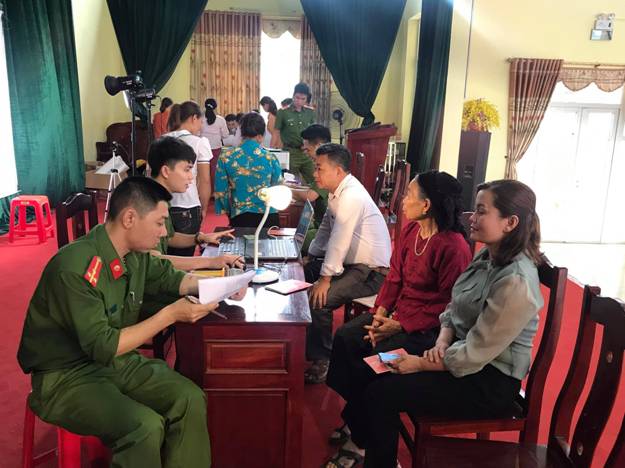 Có thể là hình ảnh về 4 người, mọi người đang ngồi, mọi người đang đứng và trong nhà