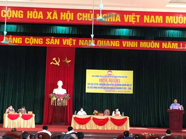 Có thể là hình ảnh về đang đứng