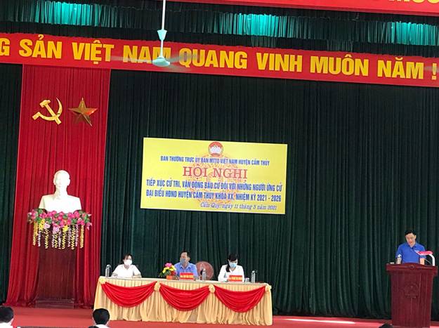 Có thể là hình ảnh về đang đứng