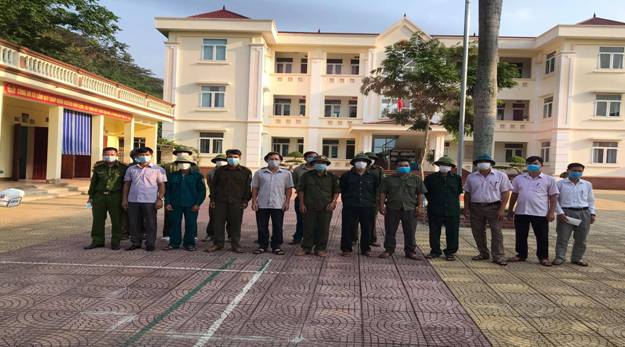 Có thể là hình ảnh về một hoặc nhiều người, mọi người đang đứng, quân phục và ngoài trời