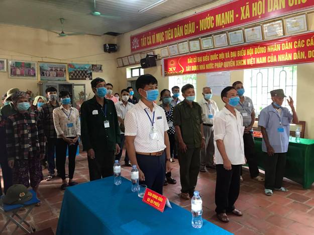 Có thể là hình ảnh về 3 người và mọi người đang đứng