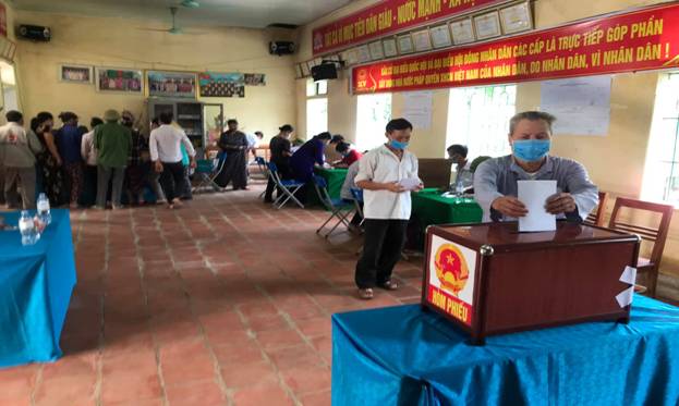 Có thể là hình ảnh về một hoặc nhiều người và mọi người đang đứng