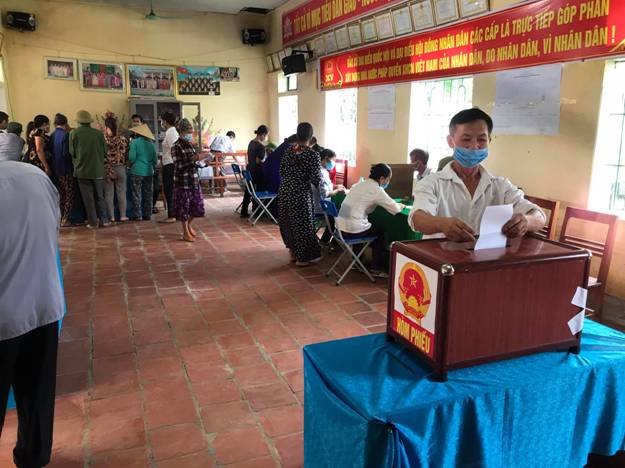 Có thể là hình ảnh về 1 người và đang đứng