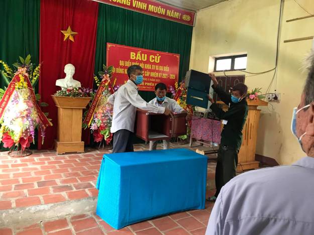 Có thể là hình ảnh về 1 người và đang đứng