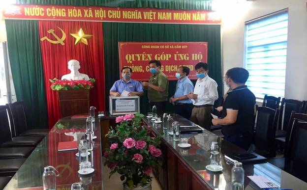 Có thể là hình ảnh về 1 người, đang đứng và trong nhà