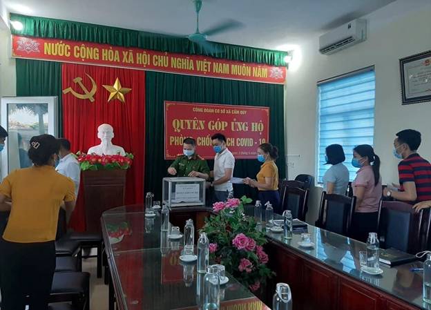 Có thể là hình ảnh về 1 người và trong nhà