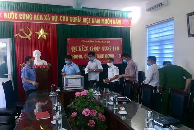 Có thể là hình ảnh về 2 người, mọi người đang đứng và trong nhà