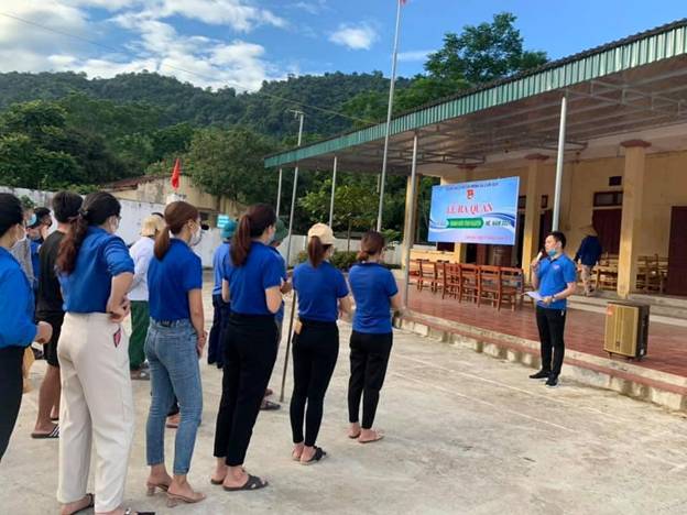 Có thể là hình ảnh về một hoặc nhiều người, mọi người đang đứng và ngoài trời