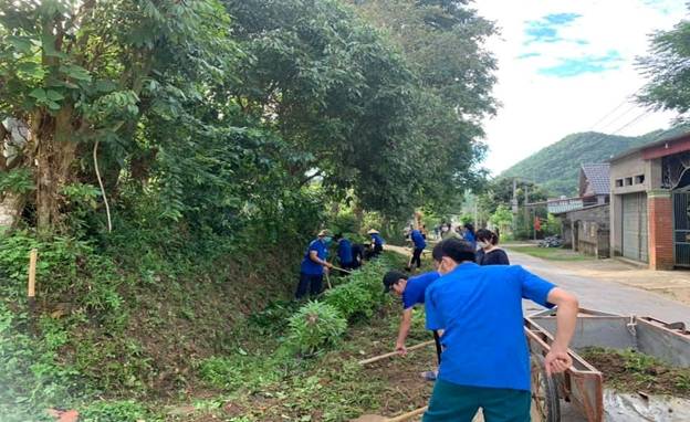 Có thể là hình ảnh về đang đứng, ngoài trời và cây