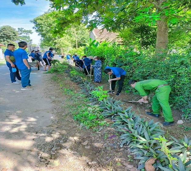 Có thể là hình ảnh về một hoặc nhiều người, mọi người đang đứng, ngoài trời và cây