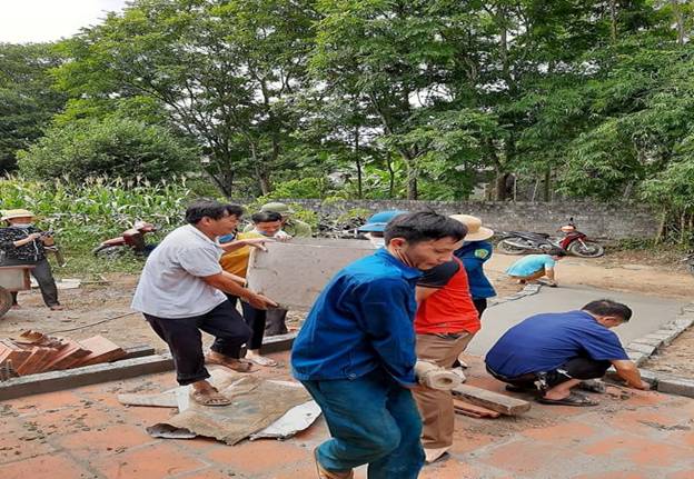 Có thể là hình ảnh về 1 người, đang đứng, ngoài trời và cây