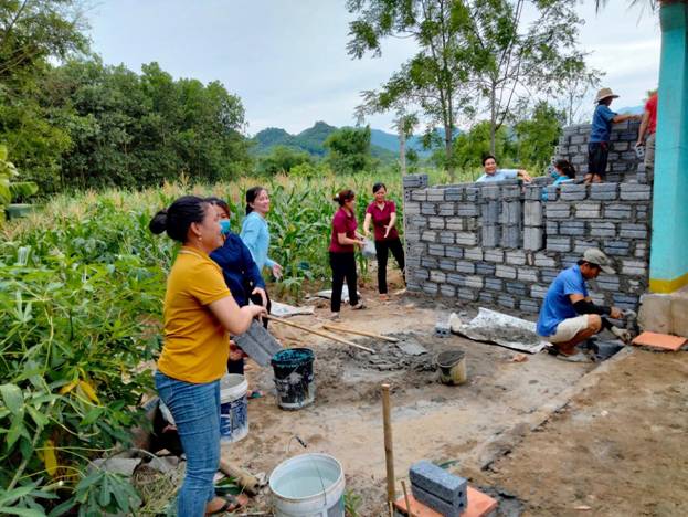 Có thể là hình ảnh về 2 người, mọi người đang đứng, ngoài trời và cây