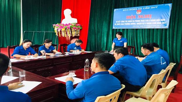 Có thể là hình ảnh về 4 người, trong đó có Trương Trang, mọi người đang đứng và trong nhà