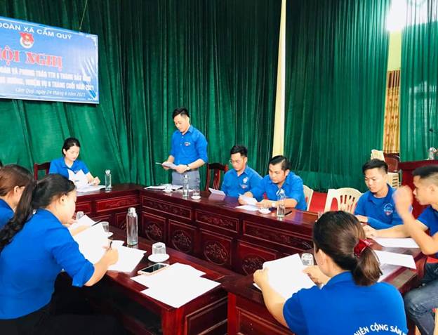 Có thể là hình ảnh về 5 người, mọi người đang ngồi, mọi người đang đứng và trong nhà