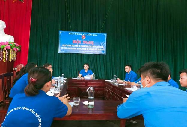 Có thể là hình ảnh về 4 người, trong đó có Dương Ngọc Hoàng, mọi người đang ngồi và mọi người đang đứng