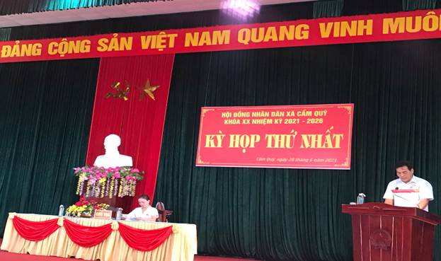 Có thể là hình ảnh về 1 người và văn bản cho biết 'VINH MUÔ ĐẢNG CỘNG SẢN VIỆT NAM QUANG HÔI ĐỒNG NHÂN DÂN XÃ CẨM QUÝ KHÃA XX NHIỆM KY 2021 2026 KỲ HỌP THỨ NHẤT Cấm ngày 28 tháng nâm 2021 പരട'