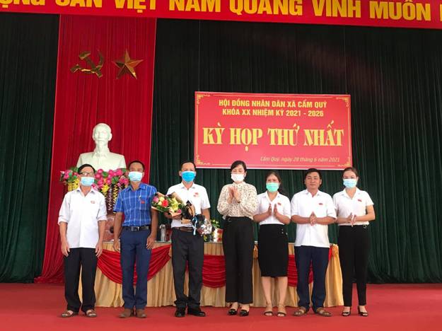 Có thể là hình ảnh về 7 người và mọi người đang đứng