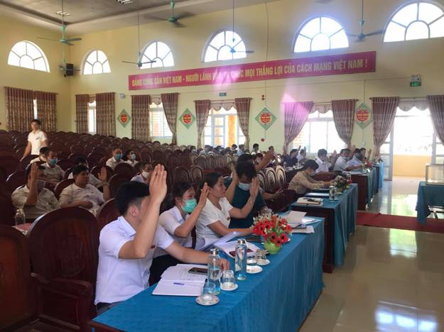 Có thể là hình ảnh về một hoặc nhiều người, mọi người đang đứng, trong nhà và văn bản cho biết 'IET ĐẢNGCỘN MỌI THẮNG LỢI CỦA CÁCH MANG VIỆT'