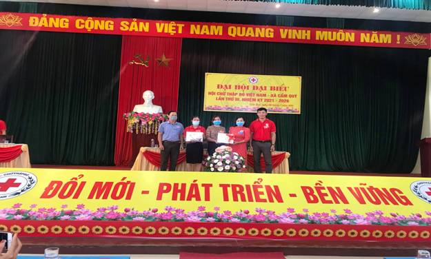 Có thể là hình ảnh về đang đứng