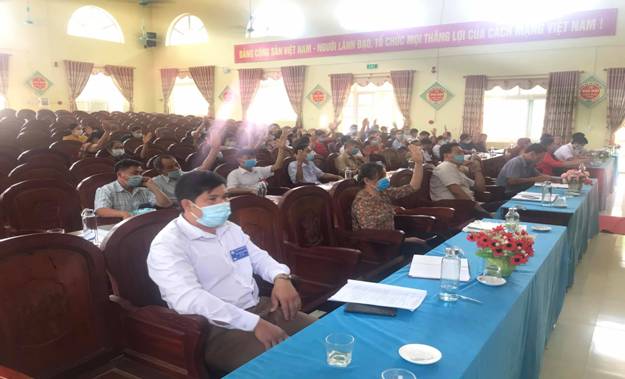 Có thể là hình ảnh về một hoặc nhiều người, mọi người đang ngồi và mọi người đang đứng