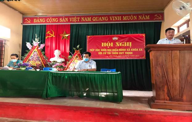 Có thể là hình ảnh về 2 người, mọi người đang đứng và văn bản cho biết 'ĐẢNG CỘNG SẢN VIỆT NAM QUANG VINH MUÔN NĂM HỘI NGHI TIẾP XÚC GIỮA ĐẠI BIỂU HĐND XÃ KHÃA XX VỚI CỦ TRI THÃN QUÝ THỊNH 4tháng 021'
