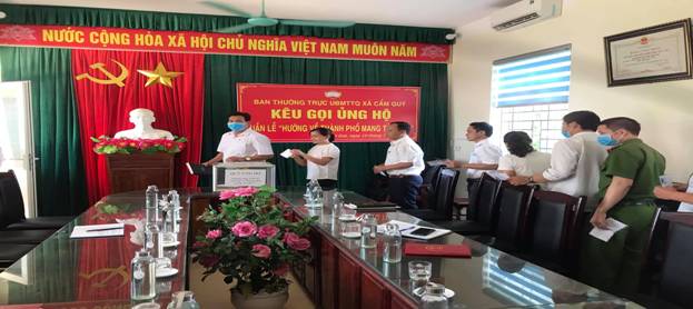 Có thể là hình ảnh về 5 người, mọi người đang đứng và trong nhà