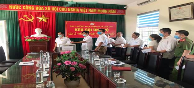Có thể là hình ảnh về 7 người, mọi người đang đứng và trong nhà