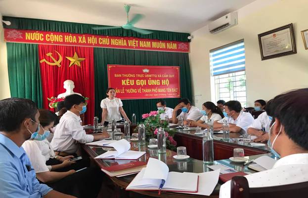Có thể là hình ảnh về 2 người, mọi người đang đứng và trong nhà