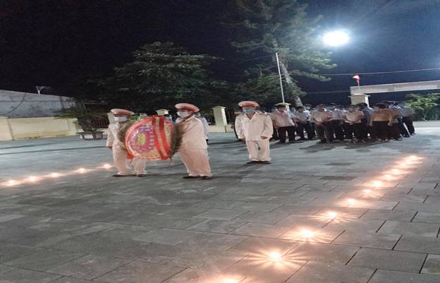Có thể là hình ảnh về một hoặc nhiều người, mọi người đang đứng và ngoài trời