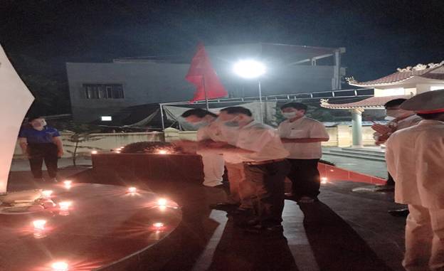 Có thể là hình ảnh về 3 người và mọi người đang đứng