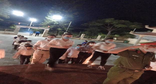 Có thể là hình ảnh về 3 người, mọi người đang đứng và ngoài trời