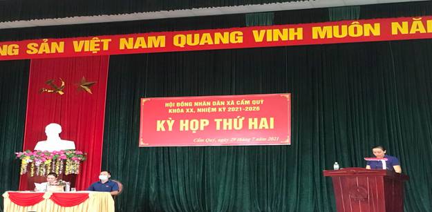 Có thể là hình ảnh về đang đứng và văn bản cho biết 'NĂ IG SẢN VIỆT NAM QUANG VINH MUÔN HỘI ĐỒNG NHÂN DÂN XÃ CẨM QUÝ KHÓA xX, NHIỆM KỲ 2021 2026 KỲ HỌP THỨ HAI Cẩm Quý, ngày 29 tháng 7năm 2021'