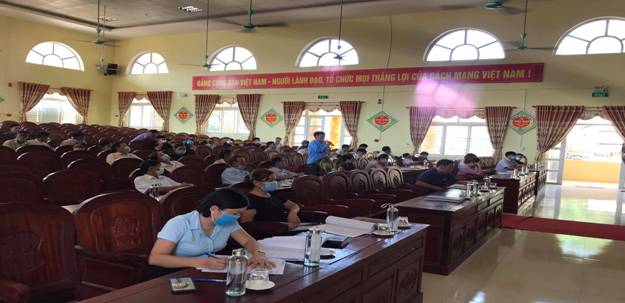 Có thể là hình ảnh về một hoặc nhiều người và trong nhà