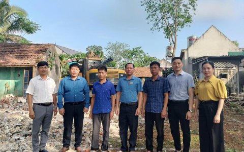 LÃNH ĐẠO XÃ CẨM QUÝ ĐI THĂM, KIỂM TRA TIẾN ĐỘ TRIỂN KHAI XÂY DỰNG, SỬA CHỮA NHÀ Ở CHO HỘ NGHÈO, HỘ GIA ĐÌNH CHÍNH SÁCH, HỘ CÒN KHÓ KHĂN VỀ NHÀ Ở TRÊN ĐỊA BÀN THEO CHỈ THỊ 22